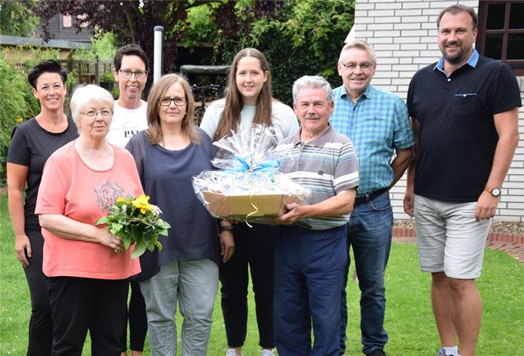 Wolfgang Stelling seit 50 Jahren Turntrainer beim SV Nordenham Der Vorstand des SV Nordenham überraschte den Turntrainer zu Hause. Von links: Ulrike Buchholz, Wolfgang Stellings Frau Rosita, Birgit Ehmann, Wolfgang Stellings Tochter Susanne Filzmoser, Wolfgang Stellings Enkelin Kea Filzmoser, Wolfgang Stelling, Friedrich Holzreiter und Stefan Plewka.