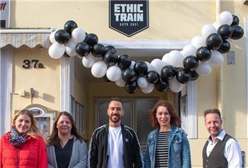 Der Vorstand ist startbereit. Das Foto zeigt (von links): Tina Dujesiefken, Silvia Lindberg, Daniel El-Khatib, Cathleen Leonardi und Bernd Bierfischer. Auf dem Foto fehlen Ines Locker-Wolf, Jana Ganzer und Sabine de Reese. 