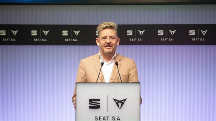 Seat-Chef will Marke mit preiswertem E-Auto erhalten Der Vorstandsvorsitzende von Seat und Cupra, Wayne Griffiths, hält eine Rede.