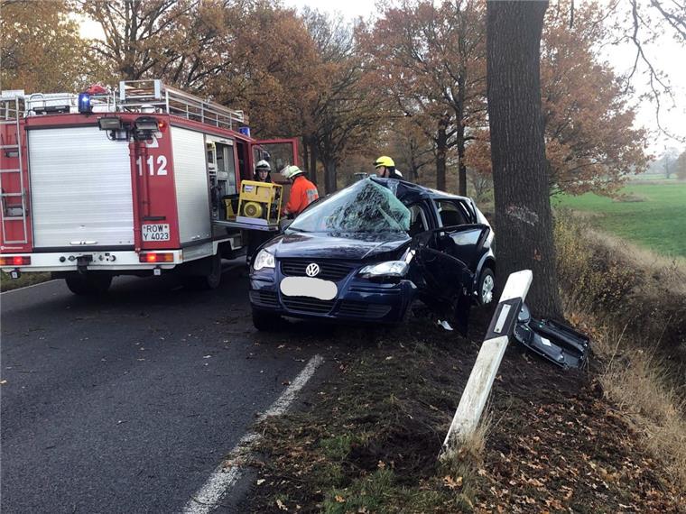 Elsdorf: Fahrerin in Polo eingeklemmt und schwer verletzt Der VW-Polo wurde bei dem Unfall völlig zerstört die Fahrerin erlitt schwerste Verletzungen.