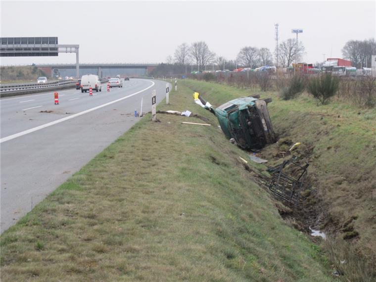 Auto überschlägt sich auf Hansalinie: Ein Schwerverletzter auf A1 Der VW Transporter überschlug sich und blieb auf der Seite liegen.