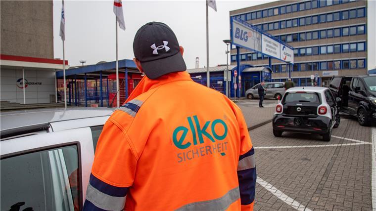 ICTS statt Elko: Streit um das Wachpersonal im Hafen Elko-Beschäftigter an der Hafenzufahrt