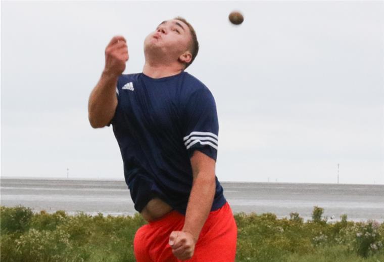 Wesermarsch-Werfer erzielen gute Weiten bei Championstour Der Waddenser Thore Bruns wurde Zweiter im Hollandkugelwerfen und Vierter im Klootschießen.