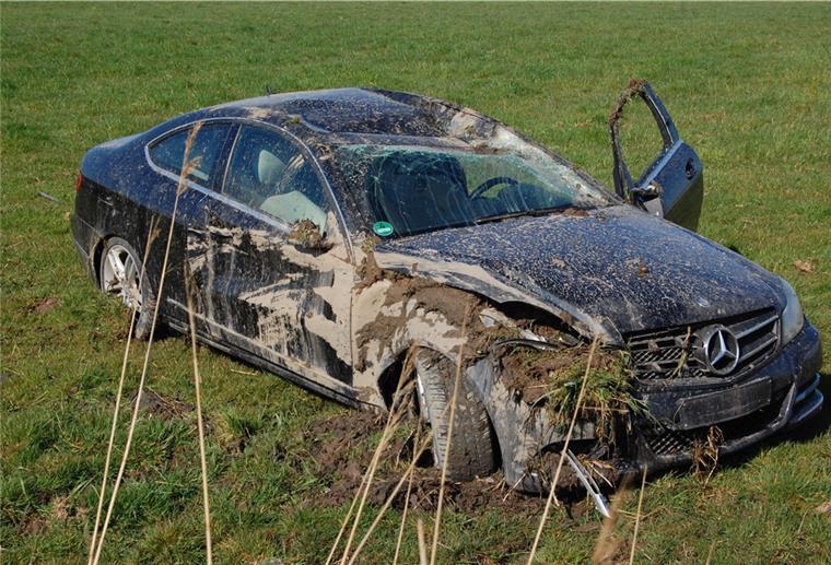 Stadland: 20-Jährige bei Unfall schwer verletzt Der Wagen, der sich durch den Graben überschlug, kam auf der Weide zu stehen. Die junge Fahrerin wurde schwer verletzt.