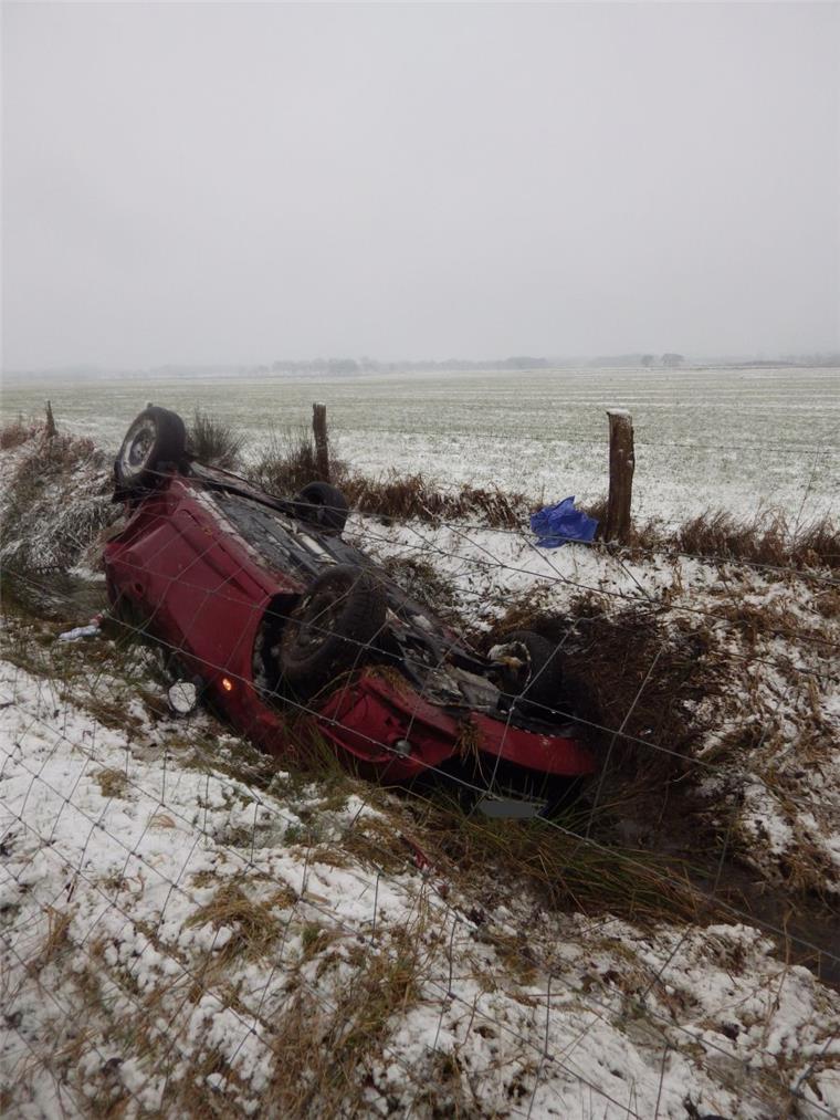 Zusammengefasst! Das war der Montag im nord24-Land Der Wagen des 25-Jährigen blieb nach dem Unfall in einem Wassergraben auf dem Dach liegen.