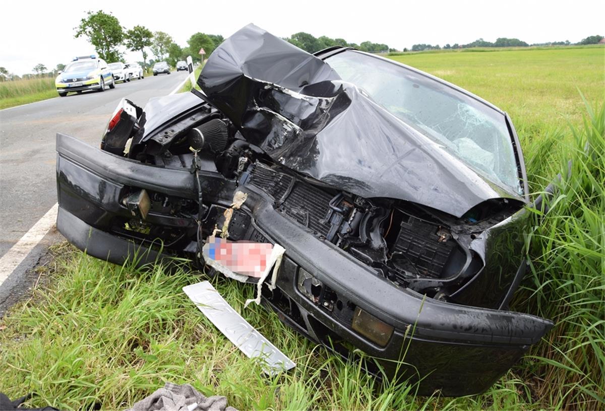 Der Wagen des 45-jährigen Varelers war nach dem Unfall nicht mehr fahrbereit.