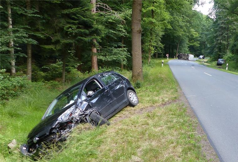 Flögeln: Betrunkener Autofahrer (70) verursacht schweren Unfall Der Wagen des 70-Jährigen landet nach dem Unfall demoliert im Seitenraum.