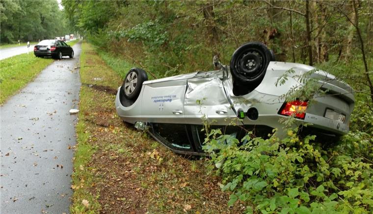Schwerer Unfall bei Rotenburg: Bundeswehrsoldat überschlägt sich mit Auto Der Wagen des Bundeswehrsoldaten blieb neben der B 440 bei Rotenburg auf dem Dach liegen.
