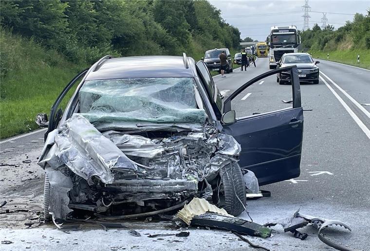Weitere Sperrungen möglich: Mann aus Nordenham stirbt auf B212 bei Stadland Polizeiauto