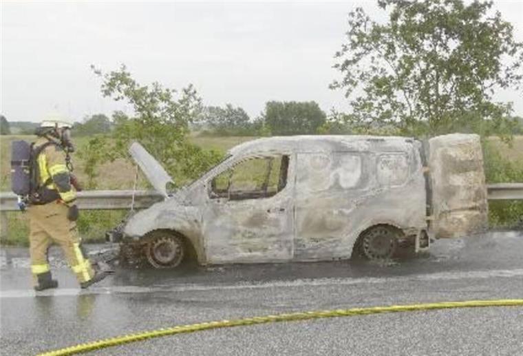 Ford brennt auf der A27 bei Hagen vollständig aus Der Wagen fing vermutlich wegen eines technischen Defekts Feuer.