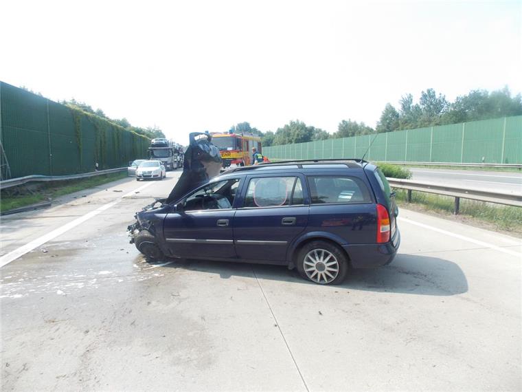 Zusammengefasst! Das war der Dienstag im nord24-Land Der Wagen hat nach dem Unfall auf der A27 nur noch Schrottwert.