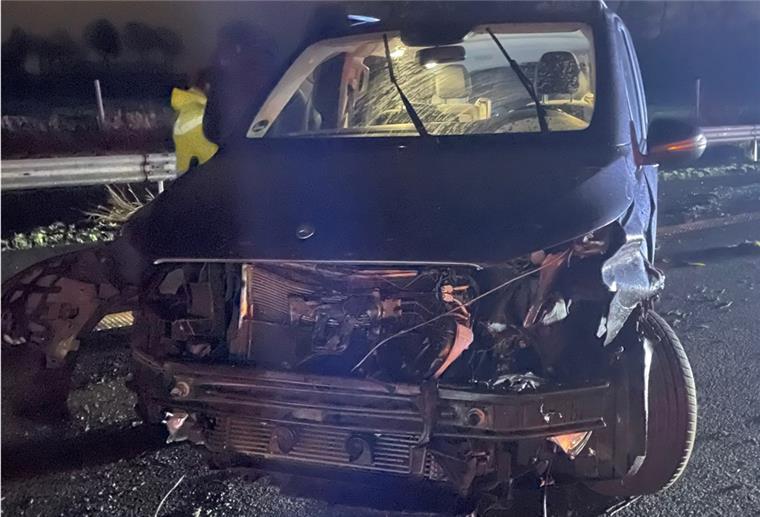 Schwerer Crash auf der A1 nach Reifenplatzer Der Wagen ist nach dem Unfall bei Kalbe schrottreif.