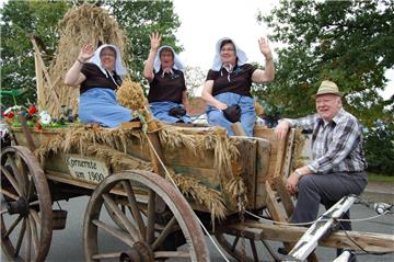 Der Wagen "Kornernte um 1900" hat auf dem Hagener Herbstmarkt unter 52 Umzugsteilnehmern den ersten Platz gewonnen. Darüber freuen sich (von links) Angela Maack, Ilse Stühmer sowie Thea und Gerhard Segelken.