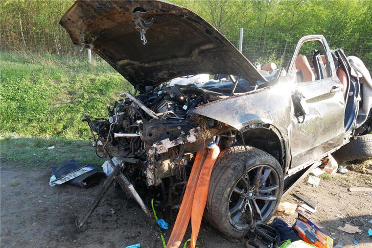 Drei Verletzte: Schwerer Unfall auf der Autobahn 1 Der Wagen wurde bei dem Unfall komplett zerstört.