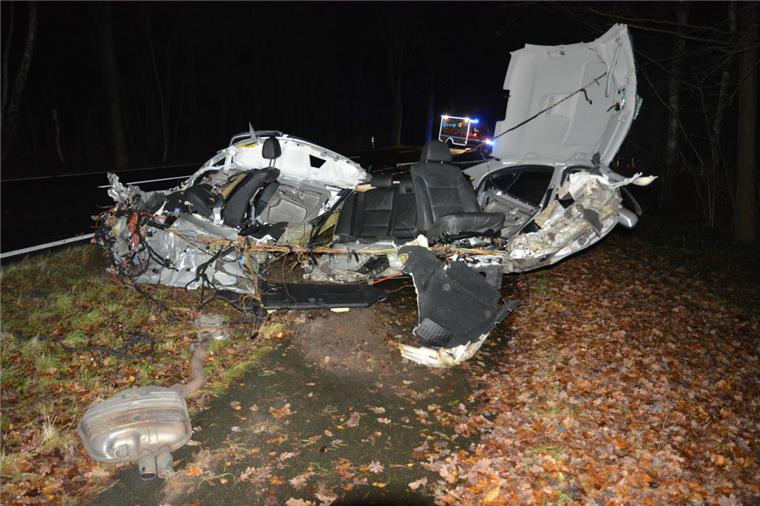 Schwerer Unfall bei Wittorf: Junger Mann in Lebensgefahr Der Wagen wurde bei dem Unfall nahe Wittorf völlig zerstört.