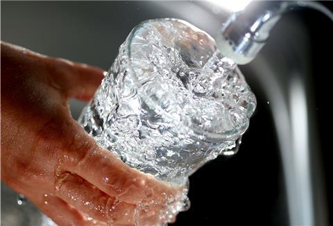 Der Wasserband bittet darum, sorgsam mit dem kostbaren Nass umzugehen.