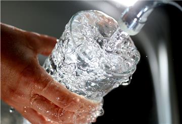 Der Wasserband bittet darum, sorgsam mit dem kostbaren Nass umzugehen.