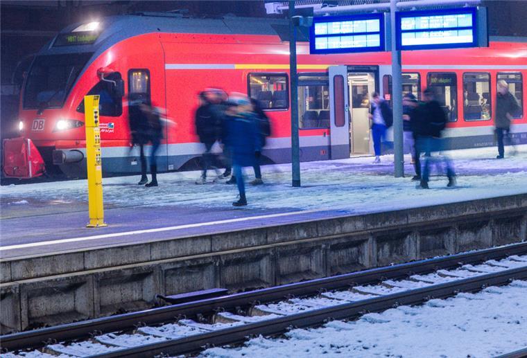 Fahrgäste steigen  aus einem Regionalzug. 