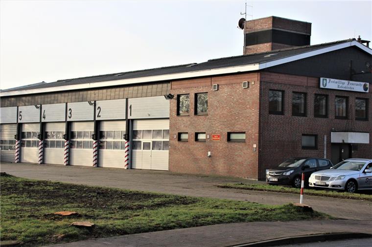 Rodenkirchen: Grünes Licht für Anbau an das Feuerwehrhaus Der Weg für einen Anbau am Feuerwehrhaus in Rodenkirchen ist jetzt frei. In den vergangenen Tagen sind dafür bereits Bäume gefällt worden.