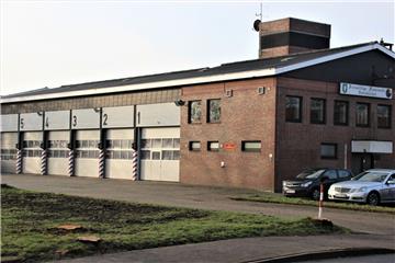 Der Weg für einen Anbau am Feuerwehrhaus in Rodenkirchen ist jetzt frei. In den vergangenen Tagen sind dafür bereits Bäume gefällt worden. 