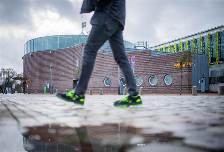 Wie geht es mit der Stadthalle weiter? Bald läuft die Betriebserlaubnis aus Beine vor der Stadthalle