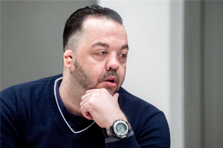 Högel-Vorgesetzte: Anklage nur teilweise zugelassen Der wegen Mordes angeklagte Niels Högel sitzt im Gerichtssaal. Wegen Totschlags durch Unterlassen hat die Staatsanwaltschaft Oldenburg fünf ehemalige Vorgesetzte des Patientenmörders Niels Högel angeklagt.