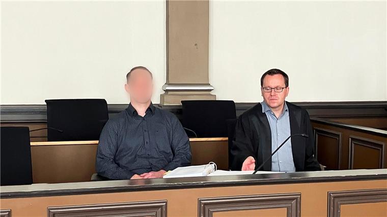 Wegen vierfachen Mordes angeklagter Soldat schweigt weiter Der wegen Mordes angeklagte Soldat verfolgte die Verhandlung äußerlich ungerührt.