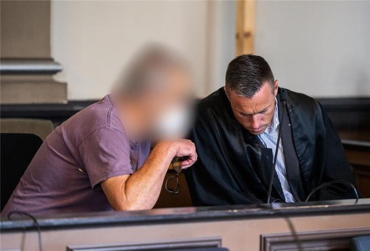 Plädoyers erwartet im Doppelmord-Prozess in Fischerhude Ein wegen zweifachen Mordes und versuchten Mordes angeklagter Mann sitzt kurz vor Prozessfortsetzung in einem Gerichtssaal des Landgerichts Verden und unterhält sich mit seinem Pflichtverteidiger.