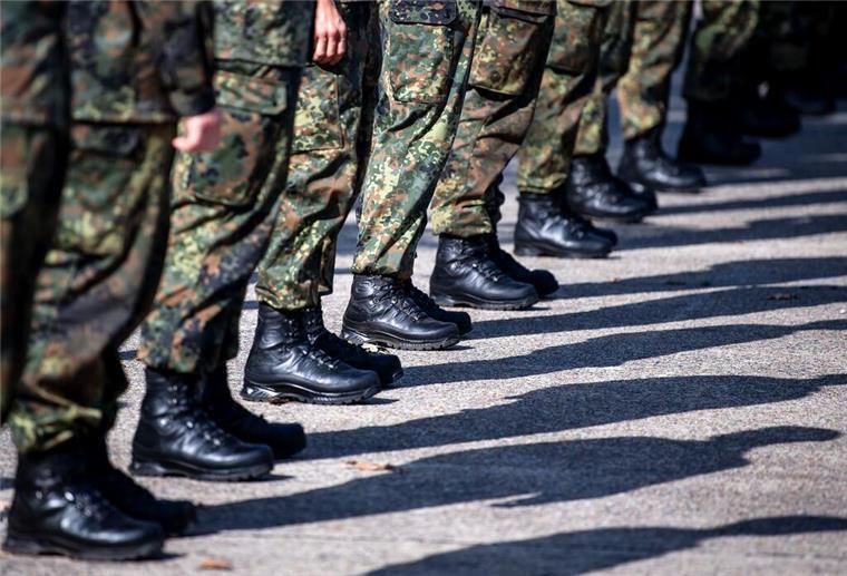 Mehr Geld für den Wehrdienst! Beispielrechnungen zeigen monatliches Gehalt Soldaten der Bundeswehr stehen auf dem Appellplatz.