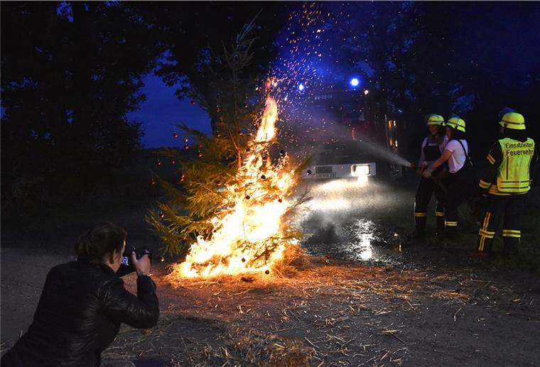Feuerwehrfrauen auch als Models top Die Frauen der Freiwilligen Feuerwehr löschen einen Tannenbaum.