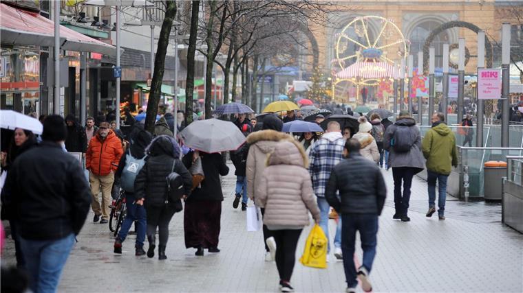 Geschäfte an Heiligabend bis 14.00 Uhr geöffnet Der Weihnachtsbummel in den Geschäften ist an Heiligabend nur bis 14.00 Uhr möglich. (Symbolbild)