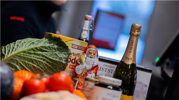 Der Weihnachtseinkauf kann - je nach Produktauswahl - in diesem Jahr etwas teurer sein als 2023.
