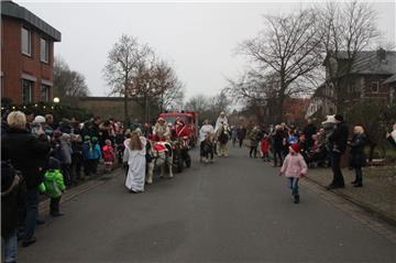 Der Weihnachtsmann, flankiert von Engeln, sorgte auch in diesem Jahr für leuchte...