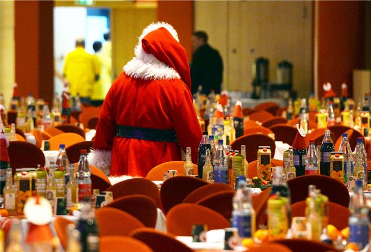 Der Weihnachtsmann kommt in diesem Jahr vergebens: Weichnachtsfeiern sind wegen der geschlossenen Gastronomie nicht möglich. Manche Firmen und Verein suchen deshalb nach Alternativen.
