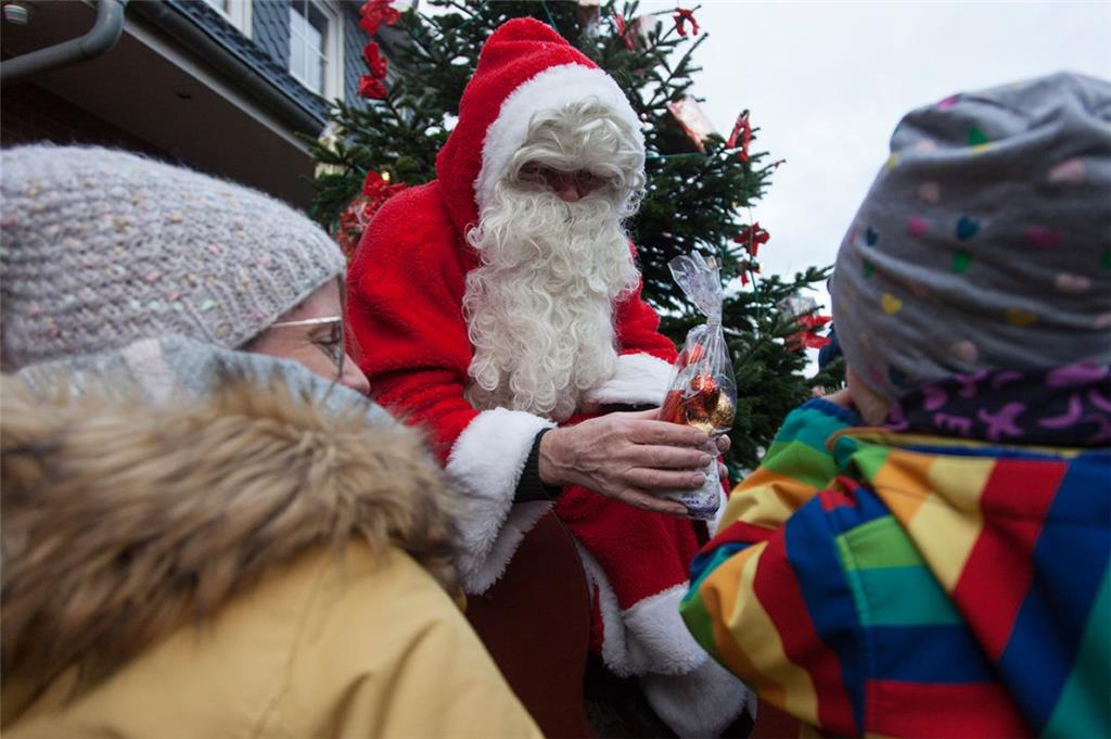 Der Weihnachtsmann ließ sich am Samstag und Sonntag auf vielen Märkten blicken. ...
