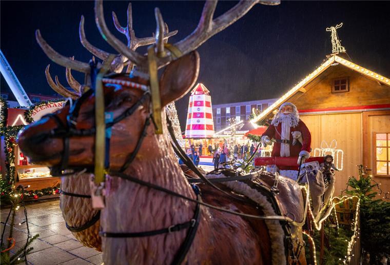 Es geht wieder los: Bilder vom Bremerhavener Weihnachtsmarkt Der Weihnachtsmann steht schon bereit. Bis zum Fest hat er allerdings noch einige Wochen Zeit.