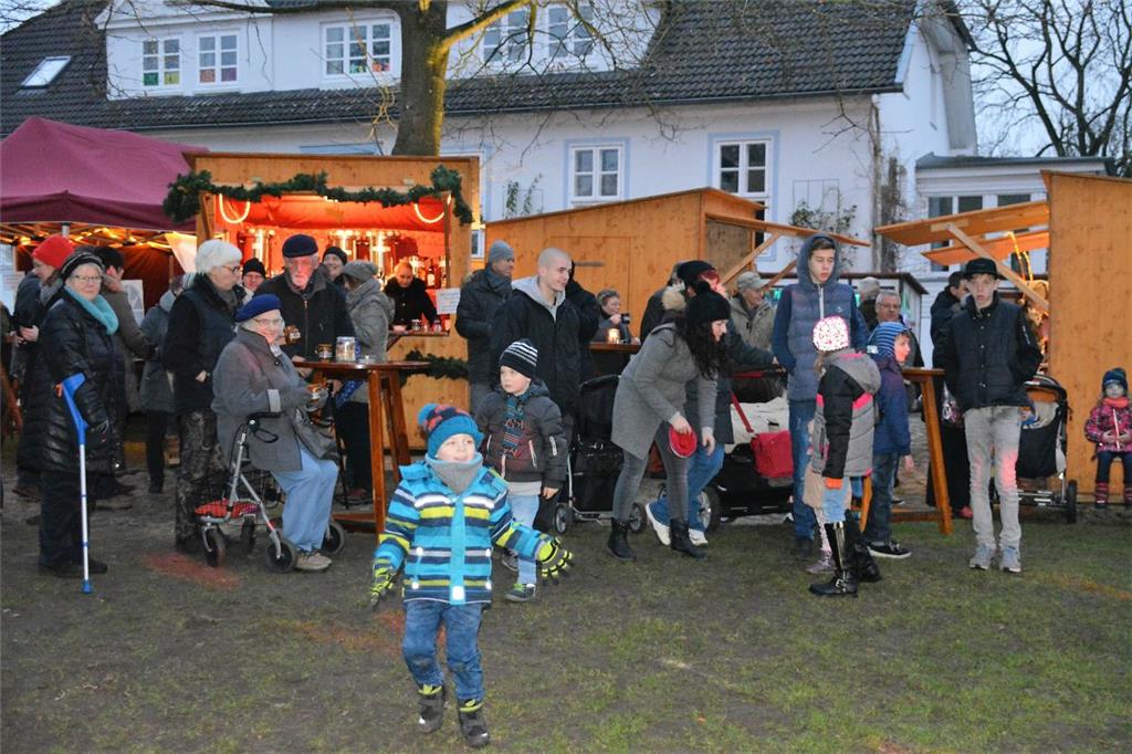 Der Weihnachtsmarkt in Bad Bederkesa war am Wochenende sehr gut besucht. Foto Sc...