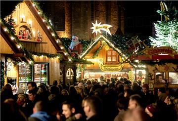 Beleuchtete Weihnachtsmarktbuden.
