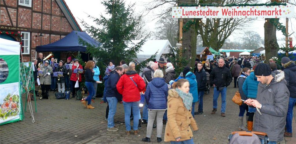 Der Weihnachtsmarkt in Lunestedt lockte zahlreiche Besucher an. 