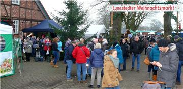 Der Weihnachtsmarkt in Lunestedt lockte zahlreiche Besucher an. 