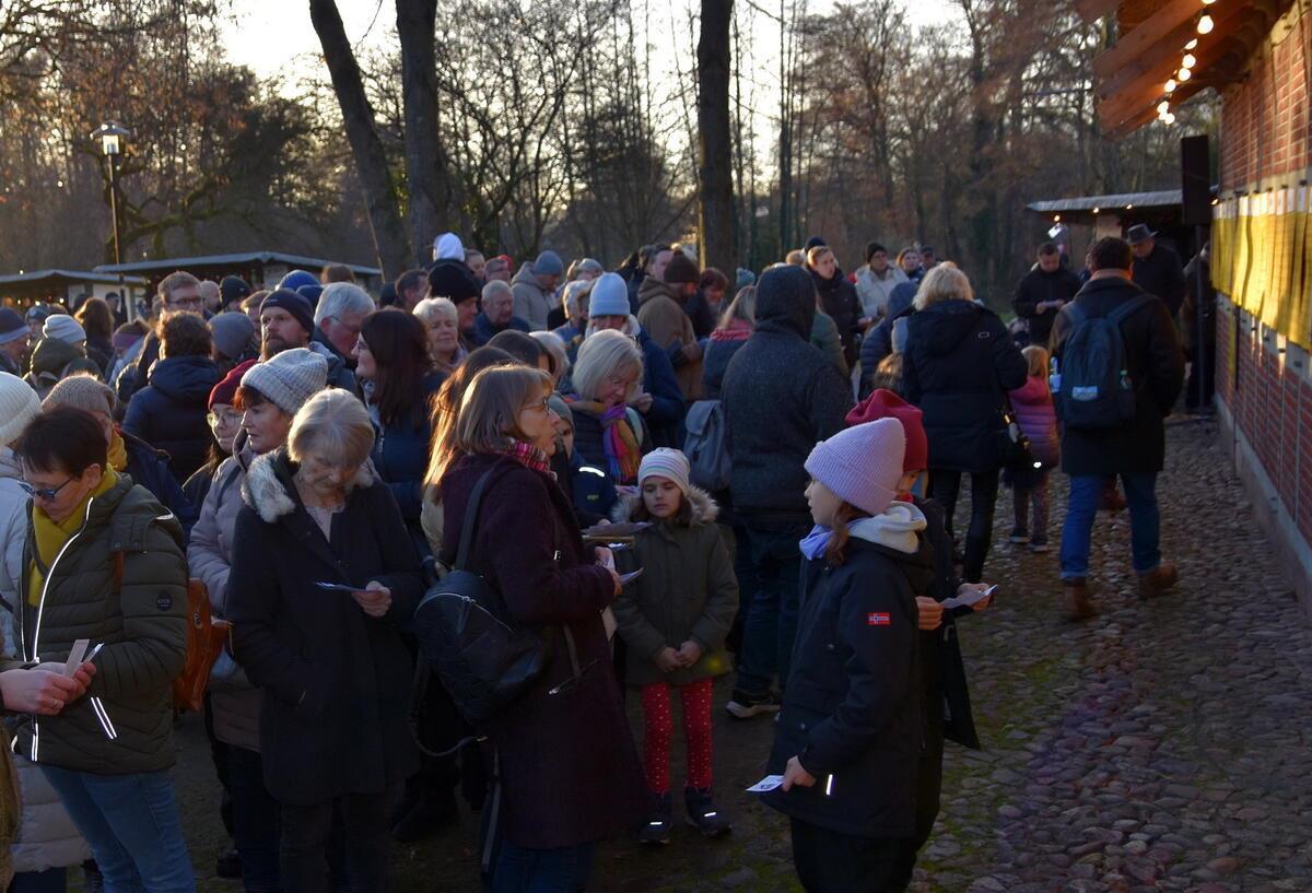 Weihnachtsmarkt Sittensen: Betreiber von Buden und Ständen gesucht Die öffentliche Ziehung der Hauptgewinner aus der Tombola des Heimatvereins war wieder ein Besuchermagnet.