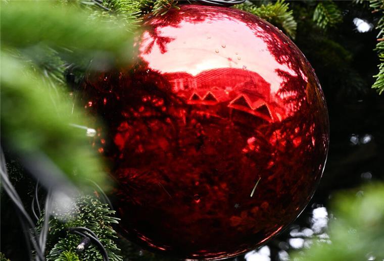 Neuer Standort für Weihnachtsmarkt: Nikolaus und Weihnachtsmann sind eingeladen Eine rote Kugel hängt in einem Weihnachtsbaum