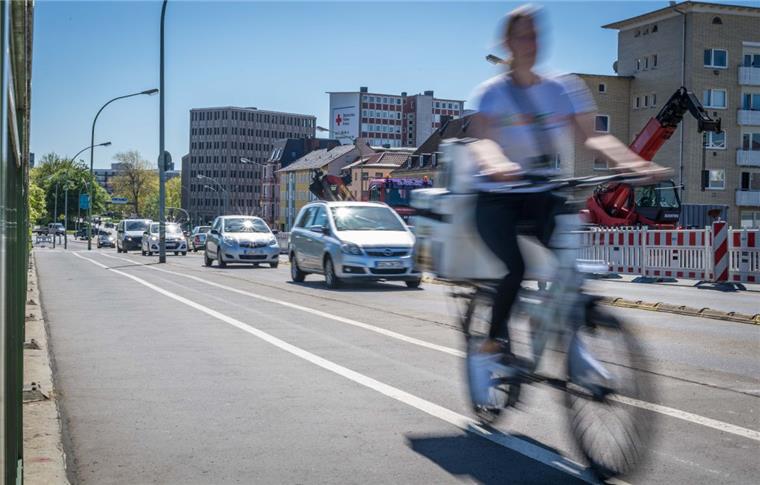 Bremerhaven: Fußgänger und Radfahrer teilen sich die Kennedybrücke Der weiße Streifen ist zu schmal und kommt weg. Künftig gilt für Radfahrer auf der Kennedybrücke dann Schrittgeschwindigkeit