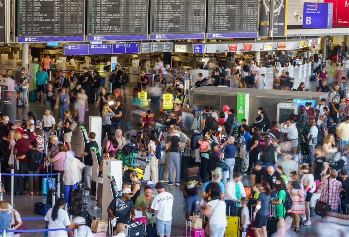 Flughafen Hamburg gestört, OP’s abgesagt: Weltweite IT-Störung trifft auch Deutschland Wartende Reisende