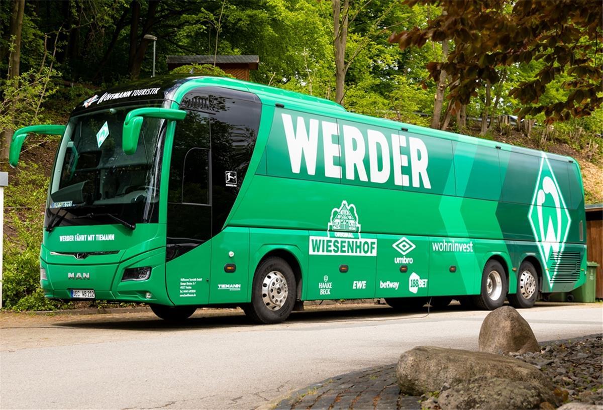 Der Werder-Mannschaftsbus steuert Ende Juni Lohne und Oldenburg an.