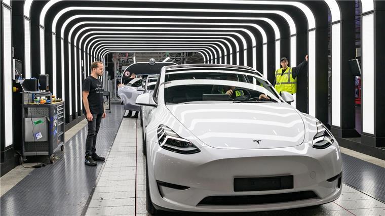 Tesla rechnet in Deutschland mit einem Plus Der Werksleiter der Tesla-Fabrik in Brandenburg, André Thierig, zeigt sich trotz der E-Auto-Krise zuversichtlich (Archivbild).
