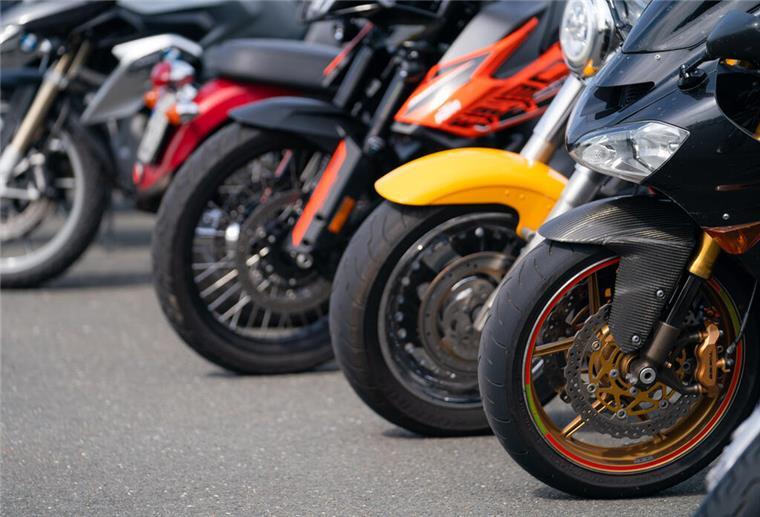 Sieben Motorräder aus Bremer Lagerhalle gestohlen - Polizei sucht Zeugen Mehrere Motorräder stehen auf einem Parkplatz nebeneinander.
