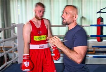 Der Weser Boxring bereitet sich mit Cheftrainer Mohamed Zaher (re.) und Max Fuhrmann auf den kommenden Open-Air-Kampf vor.