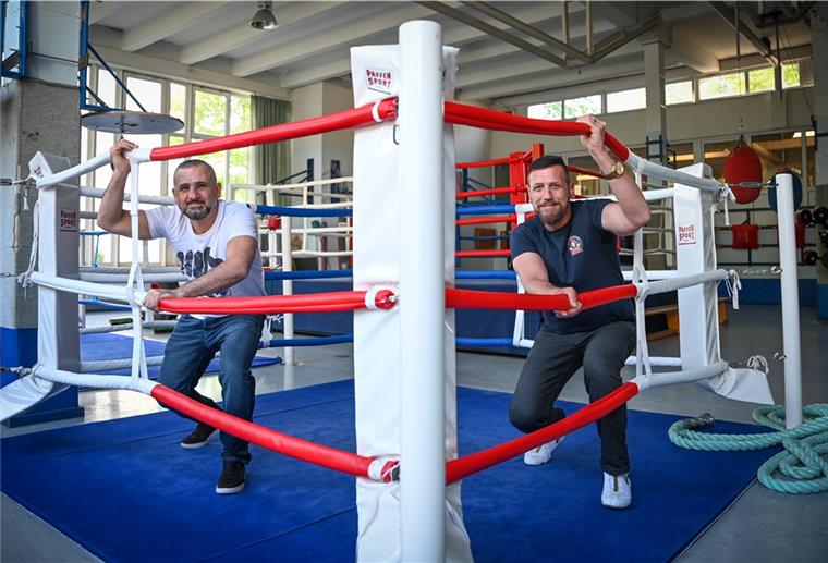Boxer dürfen unter Auflagen wieder trainieren Der Weser-Boxring startet wieder nach der Corona-Krise. Darüber freuen sich der Vorsitzende Marco Blome (rechts) und Cheftrainer Mohammed Zaher.