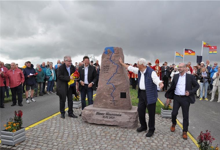 Der Weserstein ist enthüllt (von links): Nordenhams Bürgermeister Carsten Seyfarth, Butjadingens Bürgermeister Axel Linneweber, Fritz Jacob, der Initiator des Wesersteins, und Harald Wegener, Bürgermeister von Hannoversch Münden.